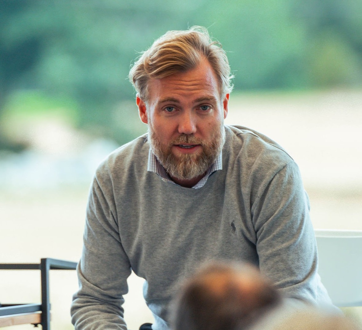 Bilde av Anders som snakker til en forsamling.