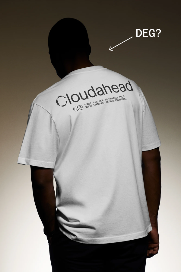 Ryggen på en person, med Cloudahead-logo på trøyen, og pil som peker mot hodet og spør om dette er deg. Til bruk i rekruttering.