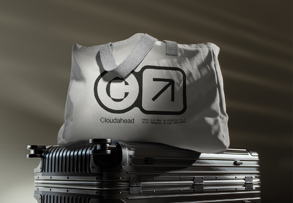 Totebag med Cloudahead-branding, oppe på en koffert.